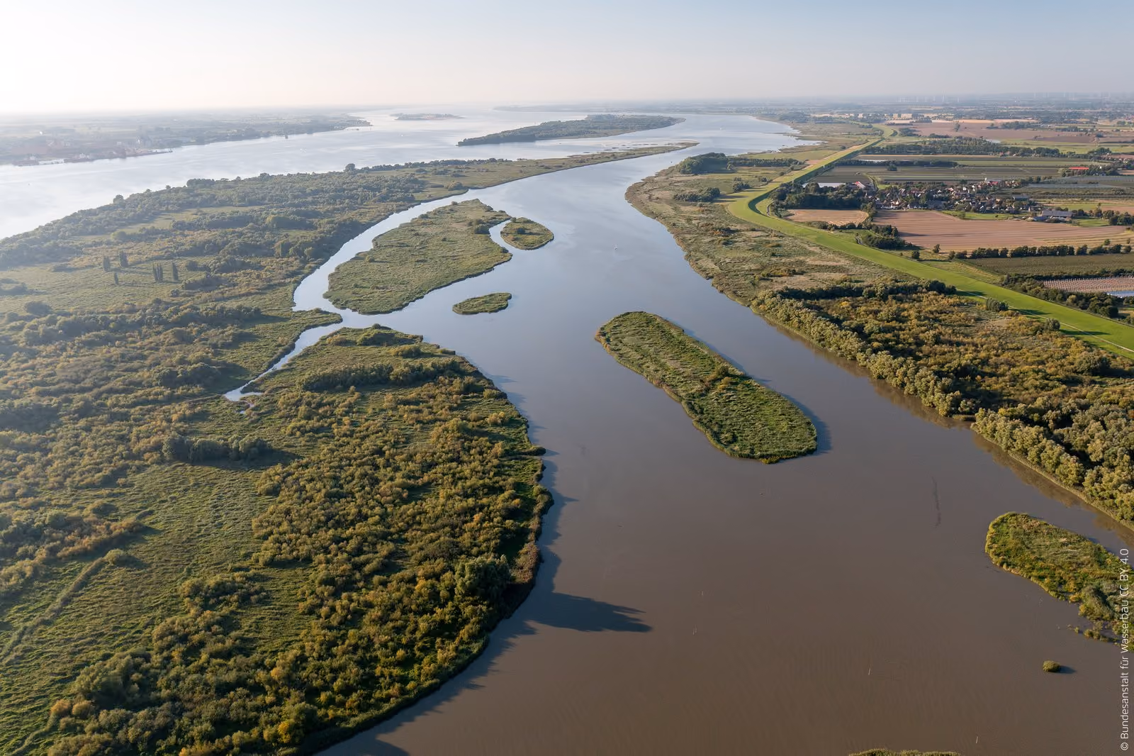 Luftbild der Haseldorfer Binnenelbe mit Elbvorland, Deichen und der Elbe dahinter